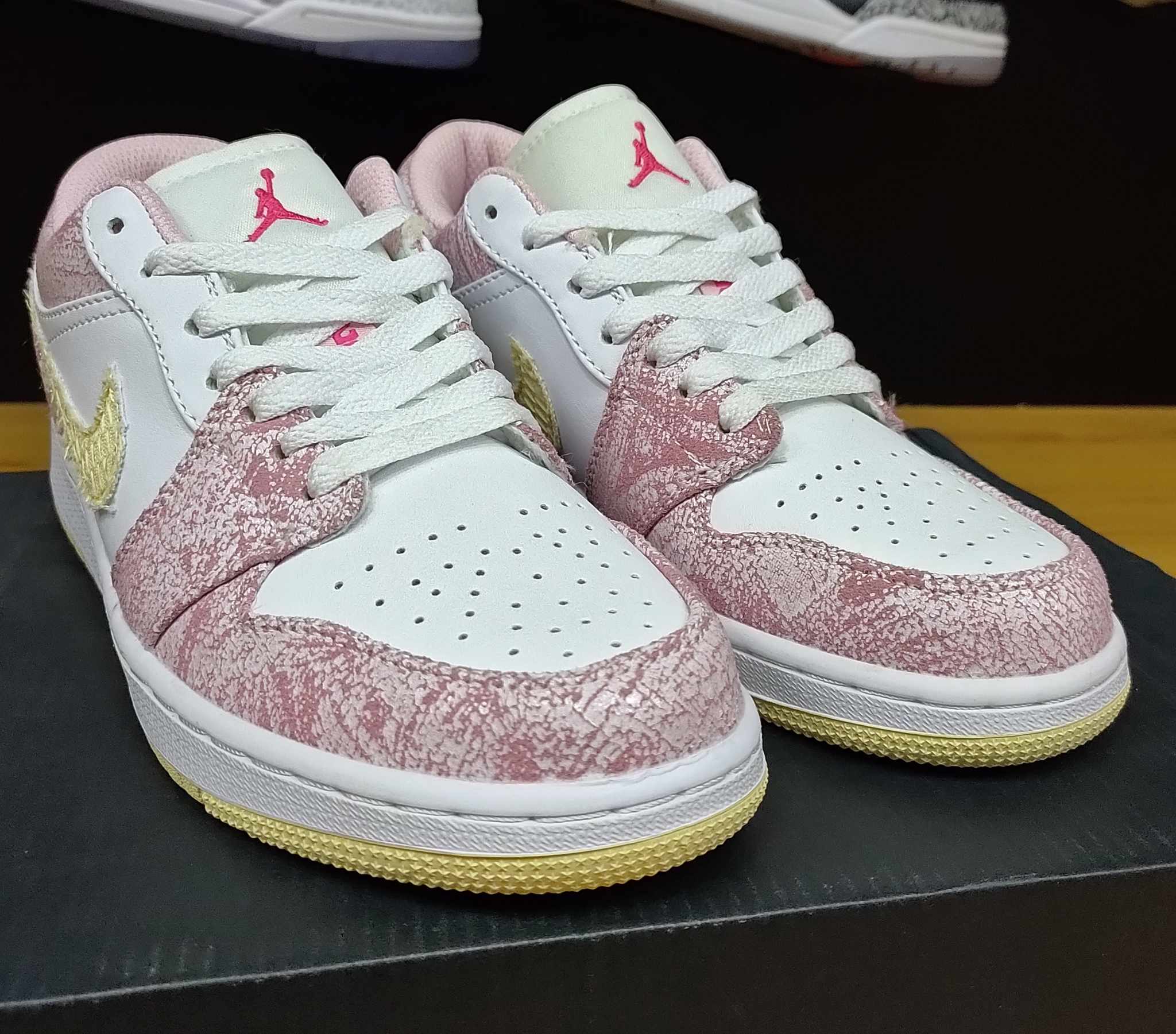 Jordan1Low Pink Gold Sole Kicks PH