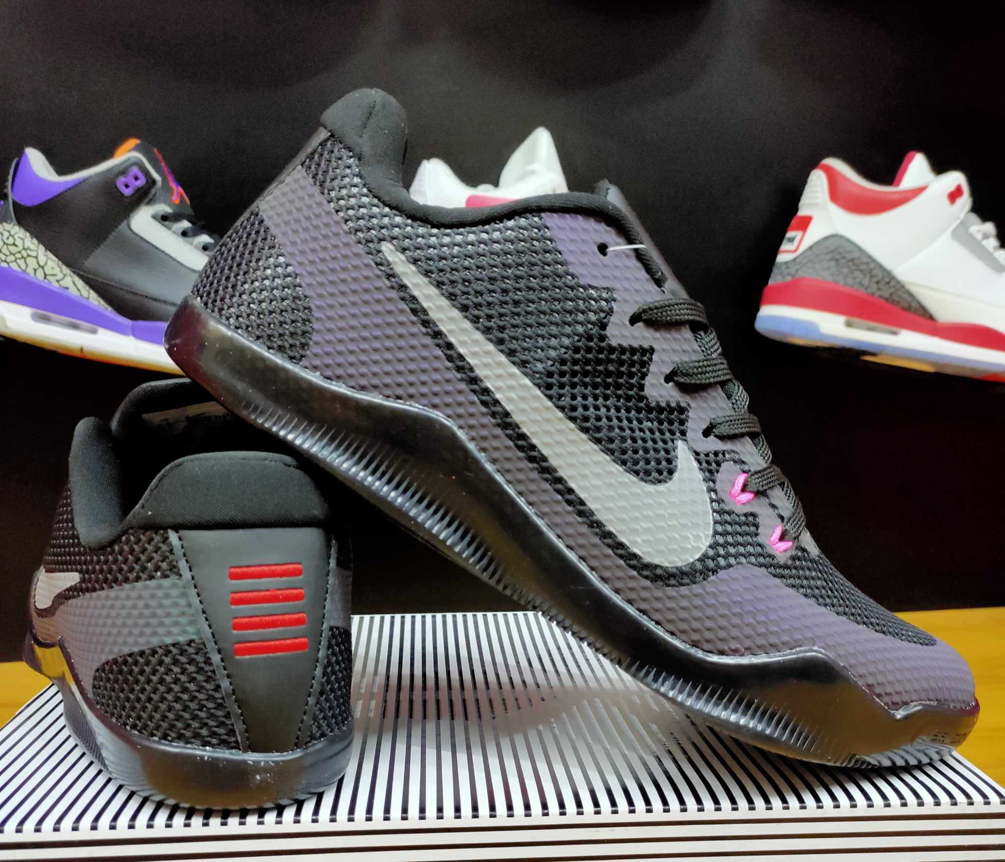 Kobe 11 em low best sale invisibility cloak