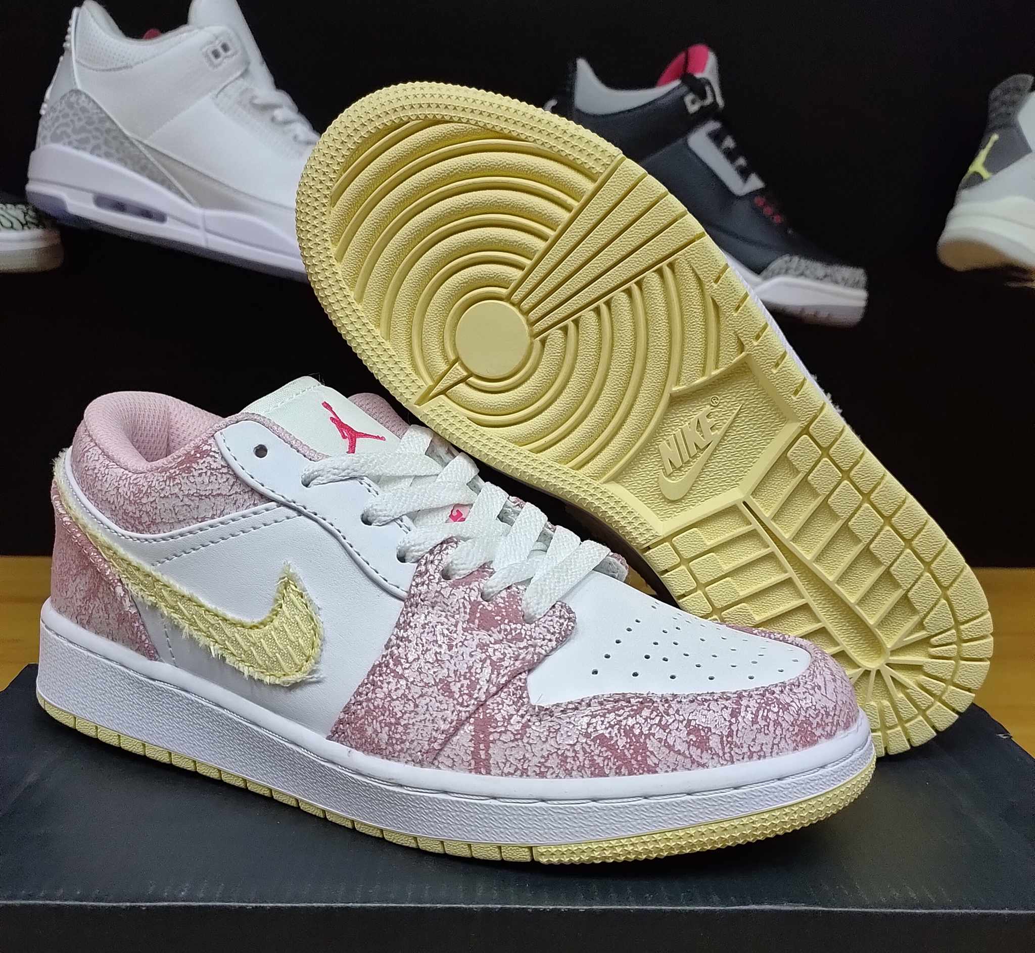 Pink and gold jordan 1 best sale